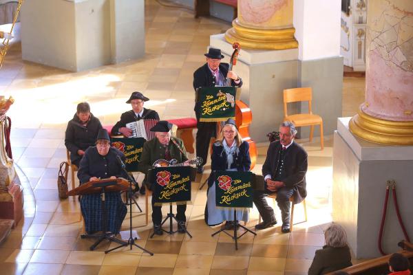 Die „Kemmärä Kuckuck“, unterstützt von Beate und Heinrich Geßlein (beide vom Gratzer Dreigesang), bereicherten die fränkische Passion in der Basilika mit besinnlichen Tönen und Gesängen musikalisch.